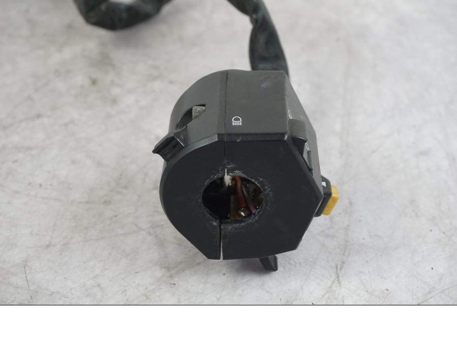 Snett uppifrån på Styrelreglage från en Buell 1125 R -2008 motorcykel.