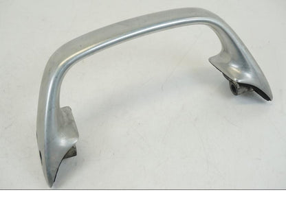 Framsidan på Passagerarhandtag från en Honda CB 750 -2002 motorcykel.