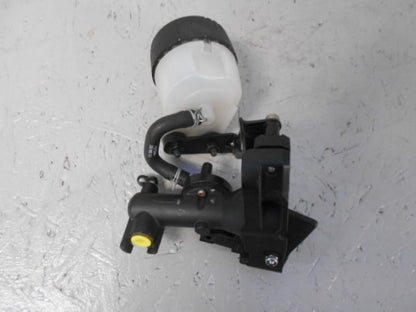 Baksidan på Bromshuvudcylinder från en BMW F 800 ST -2006 motorcykel.