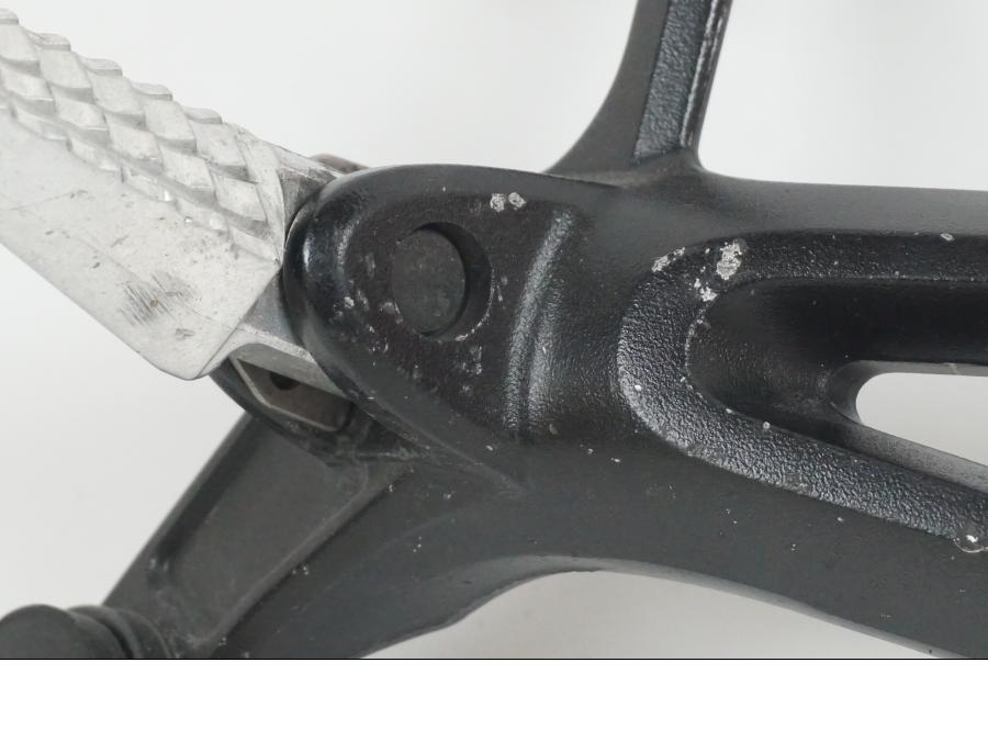 Vänster sida på Fotpinne från en Suzuki GSX-R 750 -2009 motorcykel.