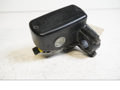 Framsidan på Bromshuvudcylinder från en Honda VFR 800 -1998 motorcykel.