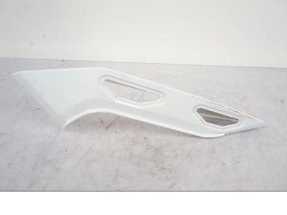 Höger sida på Bakvinge från en KTM 1290 Super Duke -2019 motorcykel.