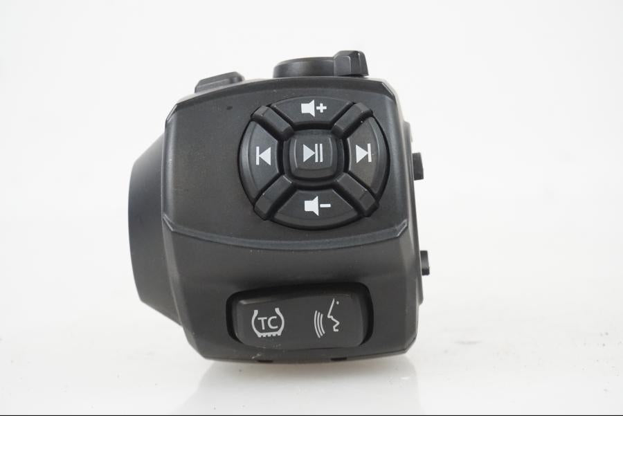 Snett uppifrån på Styrelreglage från en H-D Adventure Pan America Special RA1250S -2021 motorcykel.