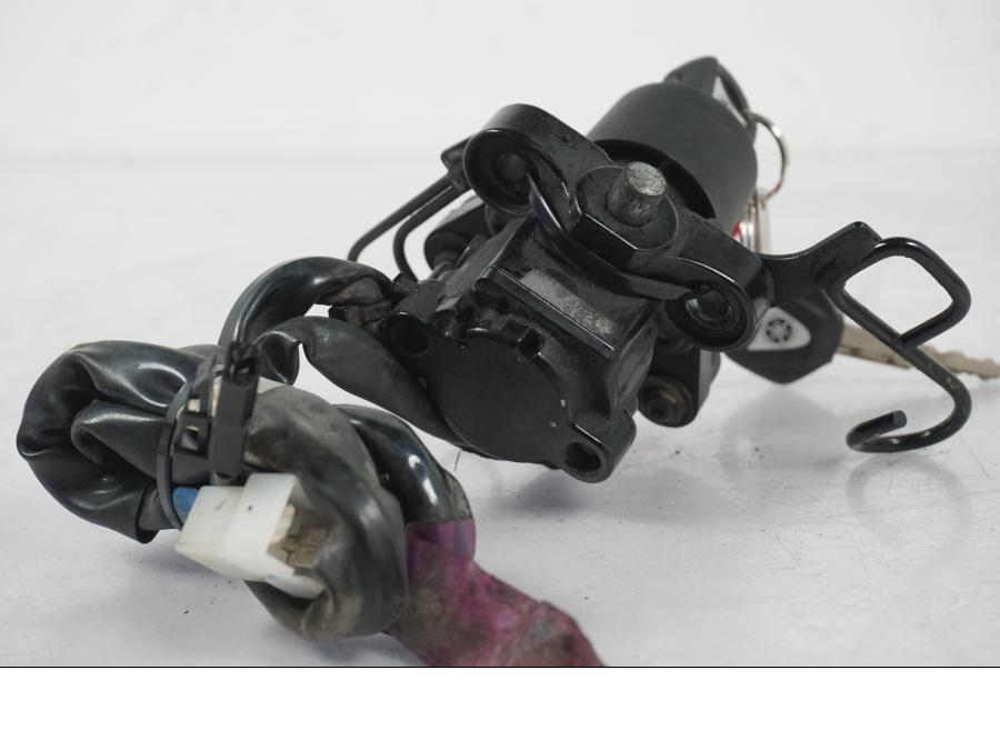 Extrabild4 på <p>Låssats från Yamaha XT 1200 Z ABS 2011.</p>

<p>Cdi, tändningslås, antenn, tanklock, sadellås, toppboxlås och 3st nycklar. Finns en skada på sadellåsmekanismens skyddsgummi se bild.</p> motorcykel.