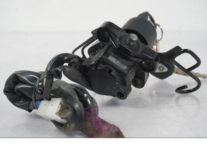 Extrabild4 på <p>Låssats från Yamaha XT 1200 Z ABS 2011.</p>

<p>Cdi, tändningslås, antenn, tanklock, sadellås, toppboxlås och 3st nycklar. Finns en skada på sadellåsmekanismens skyddsgummi se bild.</p> motorcykel.