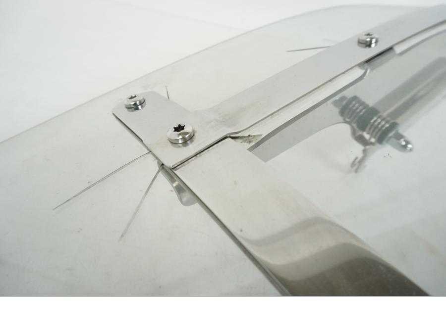 Snett nerifrån på Vindruta från en H-D Dyna Switchback FLD -2005 motorcykel.