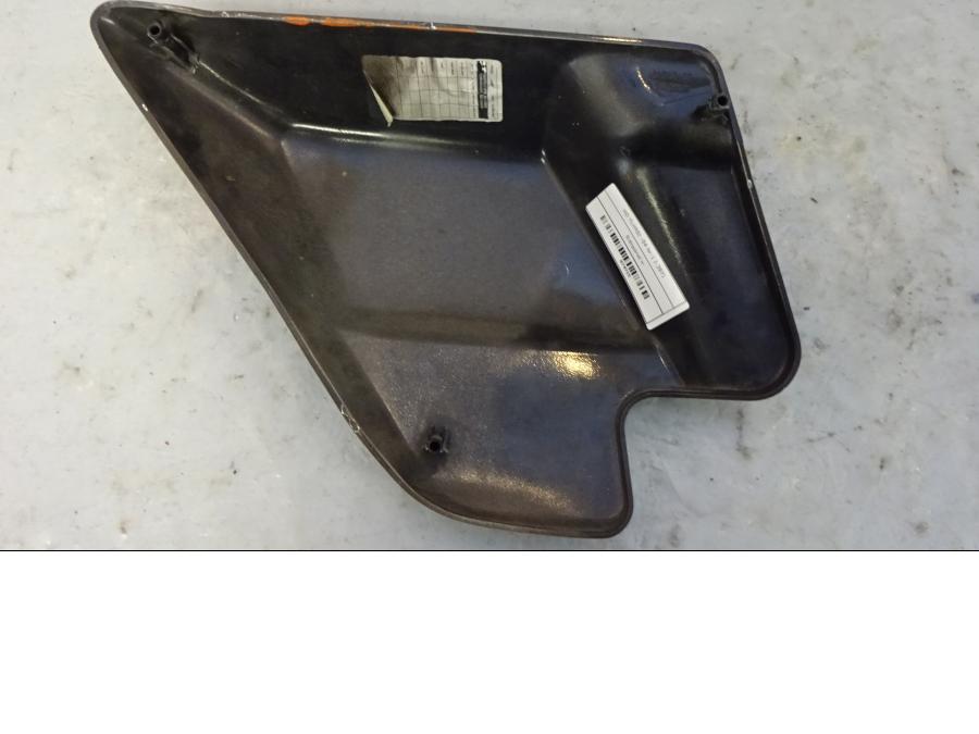 Baksidan på Sidopanel från en H-D Touring Road King Custom FLHRSI -2004 motorcykel.