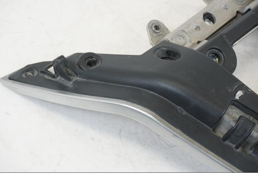 Snett nerifrån på Bakvinge från en Aprilia Tuono V4R -2011 motorcykel.