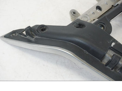 Snett nerifrån på Bakvinge från en Aprilia Tuono V4R -2011 motorcykel.