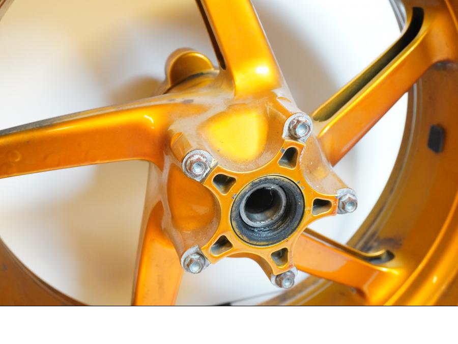 Baksidan på Fälg från en Aprilia SL 1000 Falco -2000 motorcykel.