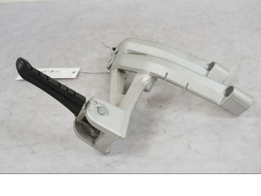 Snett nerifrån på Fotpinne från en KTM 690 SM R -2009 motorcykel.