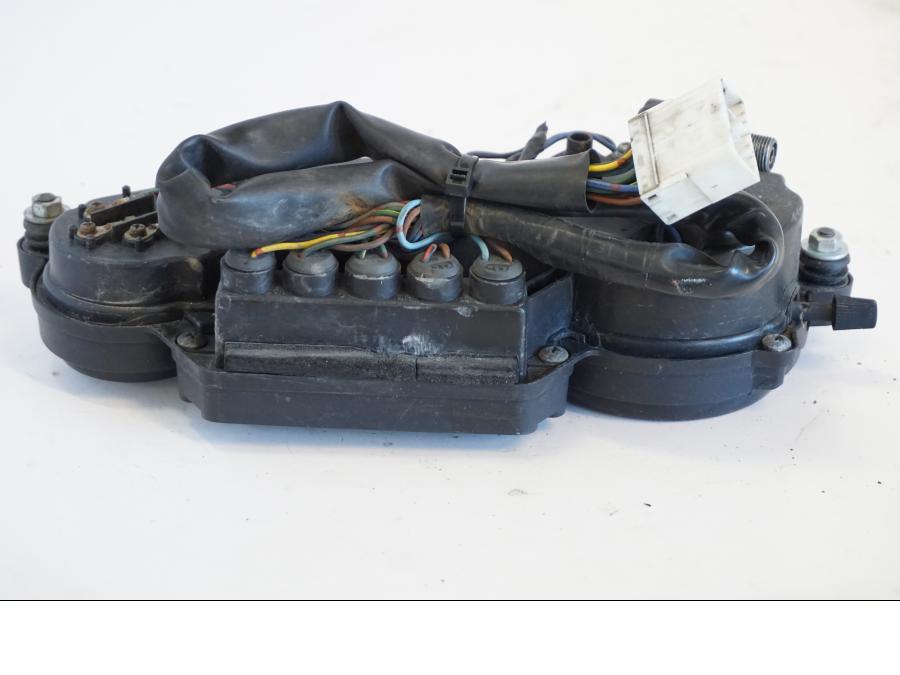 Snett uppifrån på Instrumentpanel från en Yamaha YZF 1000 R -1997 motorcykel.