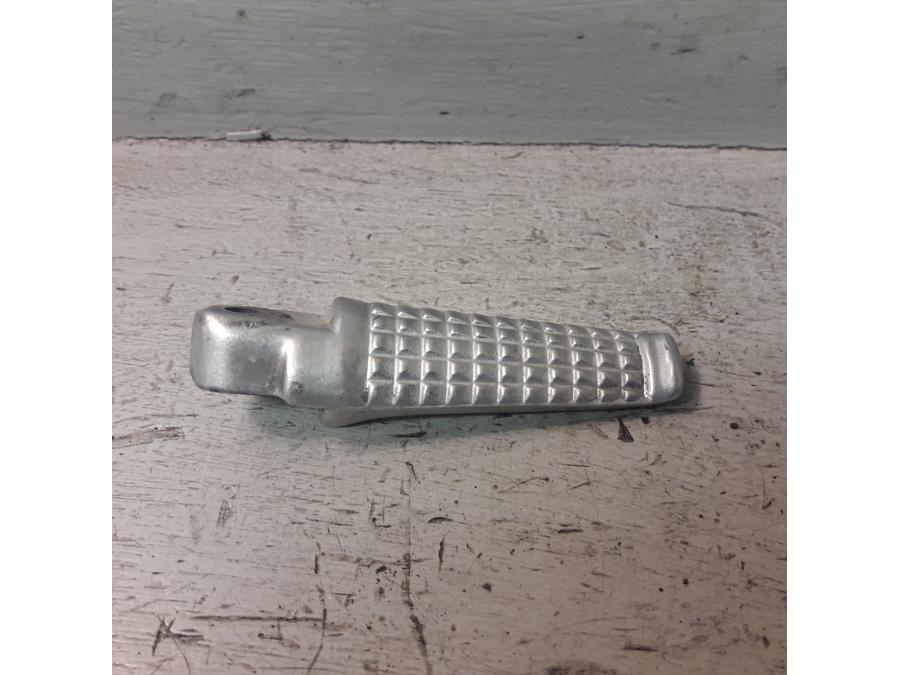 Framsidan på Fotpinne från en Suzuki GSX-R 1000 -2004 motorcykel.