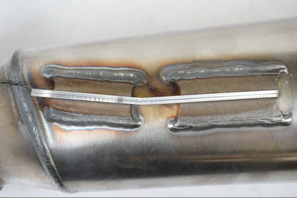 Snett nerifrån på Ljuddämpare från en KTM 1290 Super Duke R EVO -2023 motorcykel.