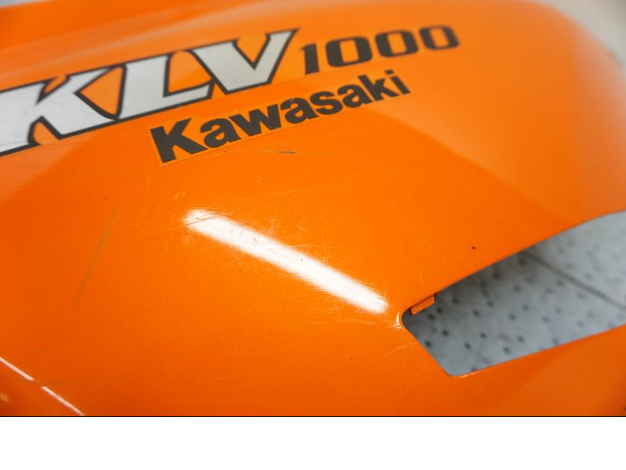 Snett uppifrån på Sidkåpa från en Kawasaki KLV 1000 -2005 motorcykel.