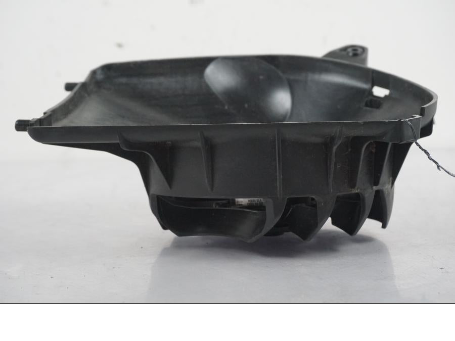 Snett uppifrån på Vattenkylfläkt från en KTM 1290 Super Duke R -2022 motorcykel.