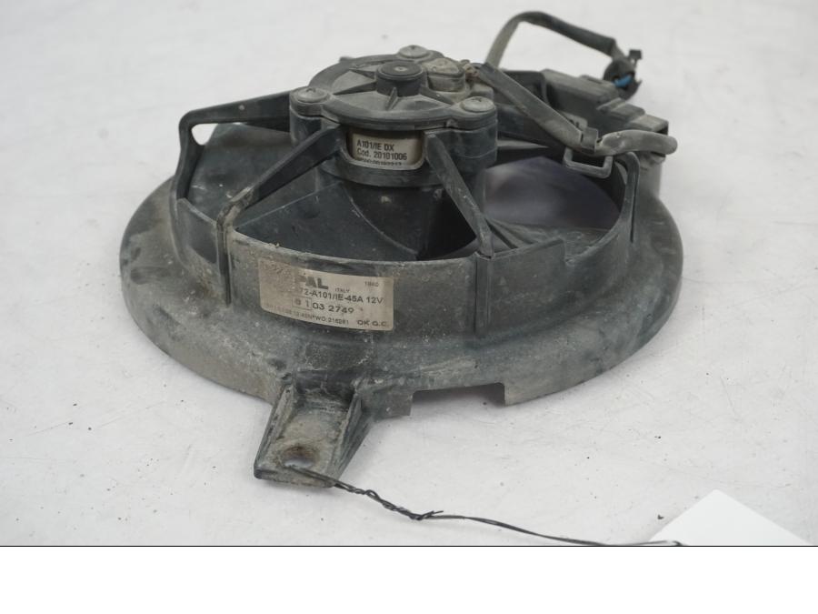 Höger sida på Vattenkylfläkt från en BMW F 800 GS -2008 motorcykel.