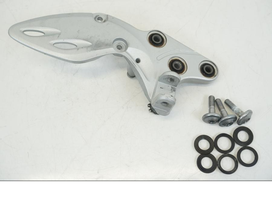 Framsidan på Fotpinnefäste från en Suzuki GSX 1300 R -2017 motorcykel.