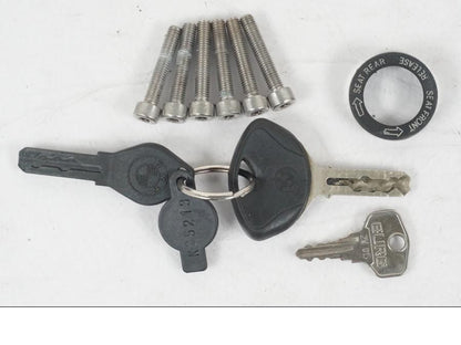 Baksidan på <p>Låssats från BMW R 1200 GS 2007.</p>

<p>Med tändningslås, tanklock, sadellås, 1st nyckel</p> motorcykel.