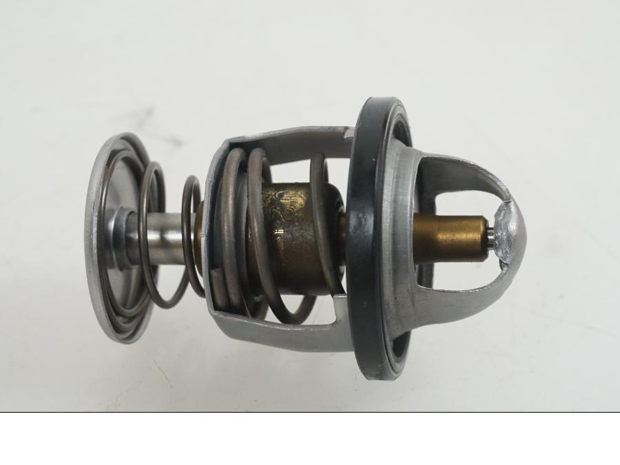 Baksidan på Vattenkyltermostat från en KTM 1290 Super Duke R -2021 motorcykel.