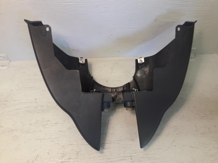 Vänster sida på Bakvinge från en BMW K 1200 S -2008 motorcykel.