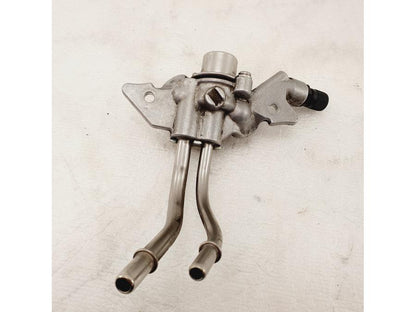 Snett nerifrån på Fuel Rail från en H-D V-Rod 1130 -2005 motorcykel.