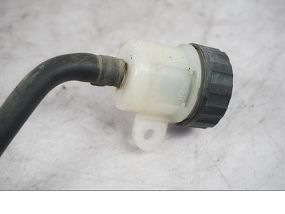 Höger sida på Bromsvätskebehållare från en Triumph Tiger Explorer -2016 motorcykel.