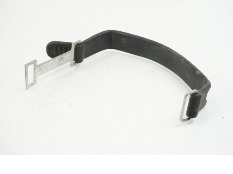 Framsidan på Batterihållare från en BMW F 650 CS -2003 motorcykel.