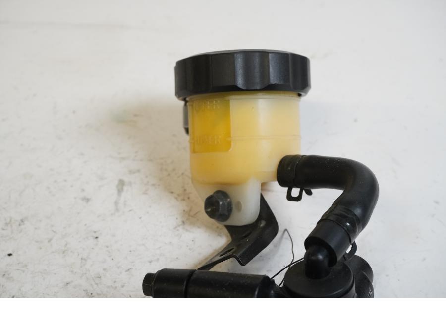 Baksidan på Bromshuvudcylinder från en Suzuki TL 1000 S -1997 motorcykel.