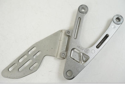 Snett nerifrån på Fotpinnefäste från en Yamaha YZF 1000 R1 -2007 motorcykel.