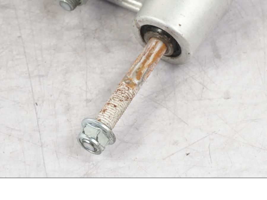 Vänster sida på Stötdämparlänkage från en Yamaha MT-09 -2016 motorcykel.