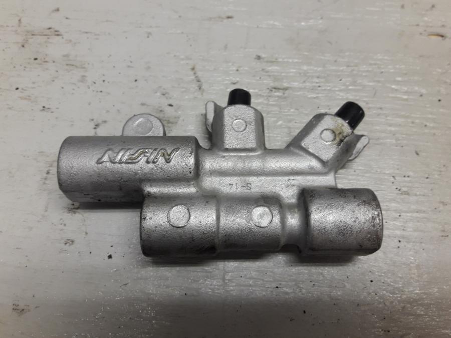 Framsidan på Bromsfördelare från en Honda CBR 1000 F -1999 motorcykel.