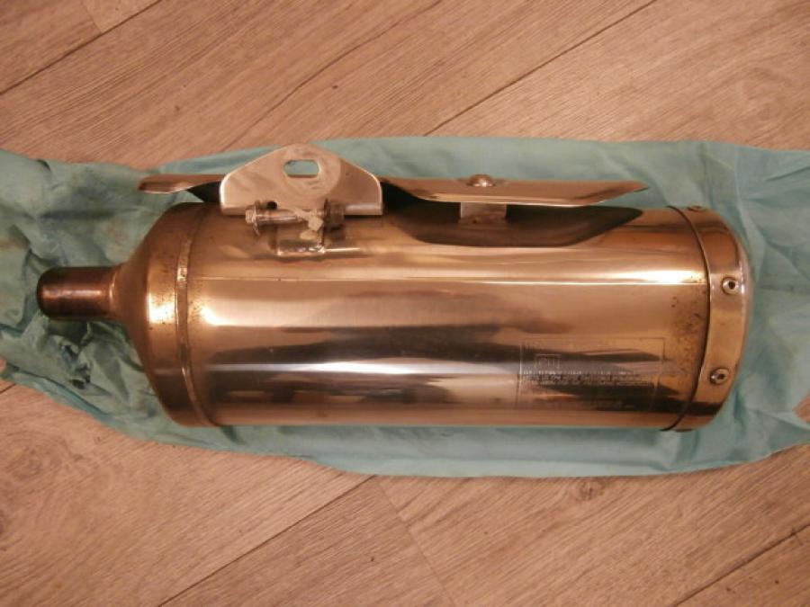 Höger sida på Ljuddämpare från en Triumph Speed Triple -2009 motorcykel.