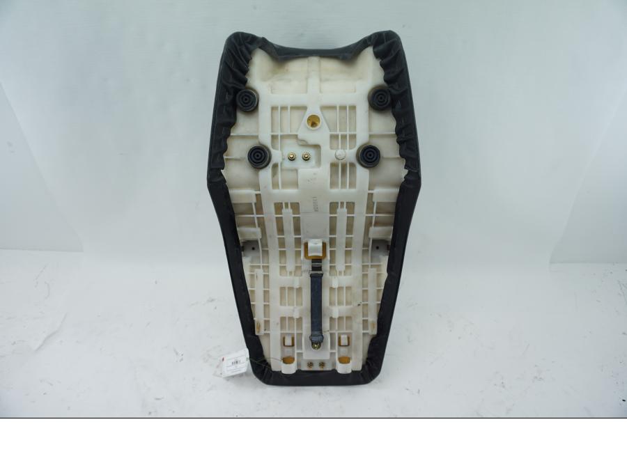 Höger sida på Sadel från en Yamaha FZ-S 600 -1998 motorcykel.