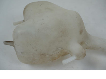 Snett uppifrån på Vattenexpansionskärl från en Honda CBR 125 R -2006 motorcykel.