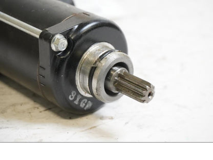 Baksidan på Startmotor från en Honda CB 500 F -2013 motorcykel.