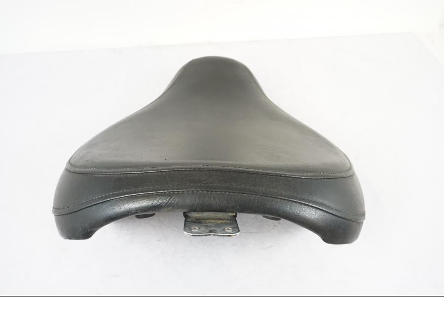 Höger sida på Sadel från en Suzuki VL 800 -2002 motorcykel.