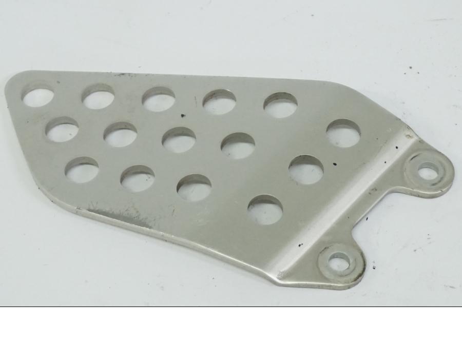 Framsidan på Fotpinnehälskydd från en Honda CBR 900 RR -2002 motorcykel.