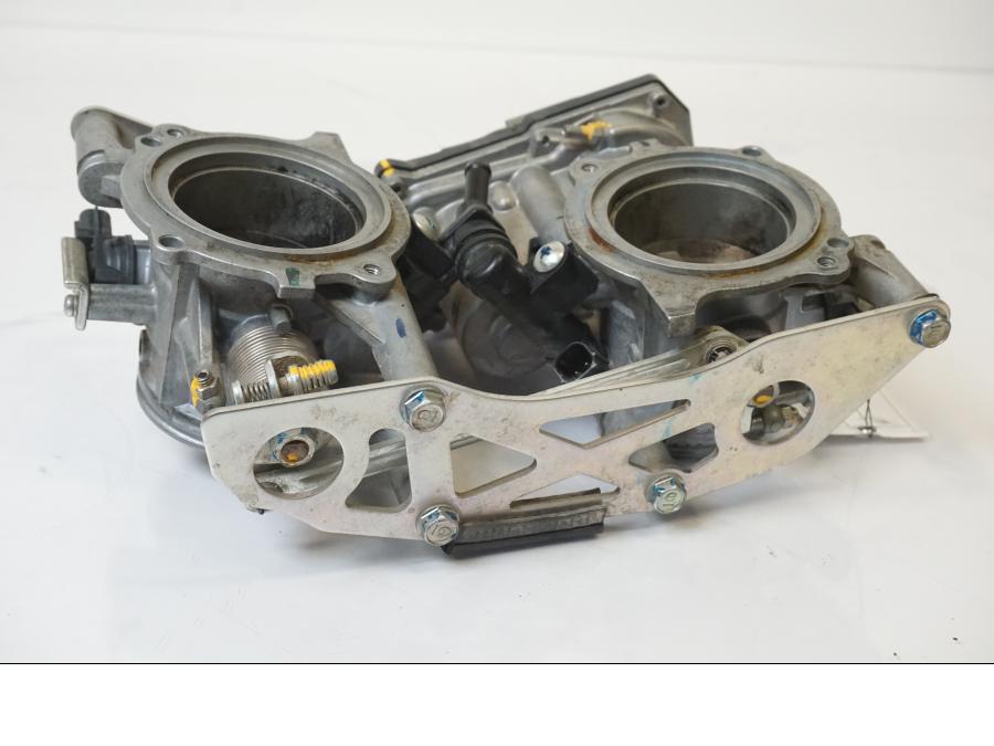 Höger sida på Spjällhus från en KTM 1190 Adventure -2015 motorcykel.