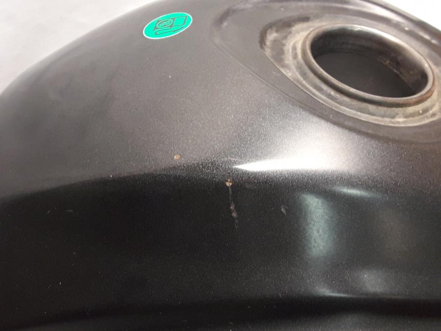 Snett nerifrån på Bensintank från en Yamaha XT 660 R -2004 motorcykel.