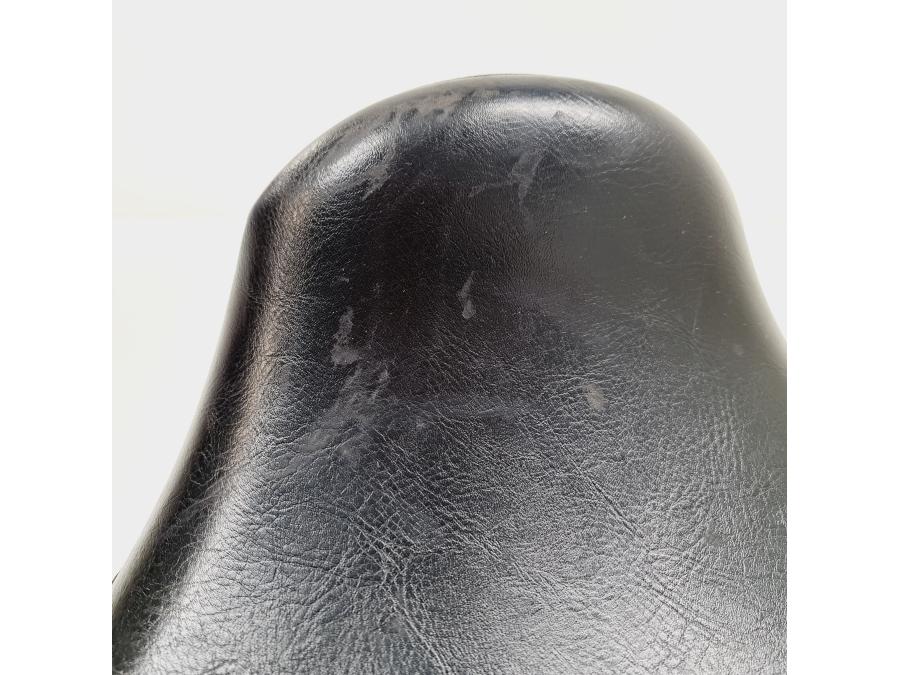 Snett nerifrån på Sadel från en Kawasaki VN 900 -2007 motorcykel.