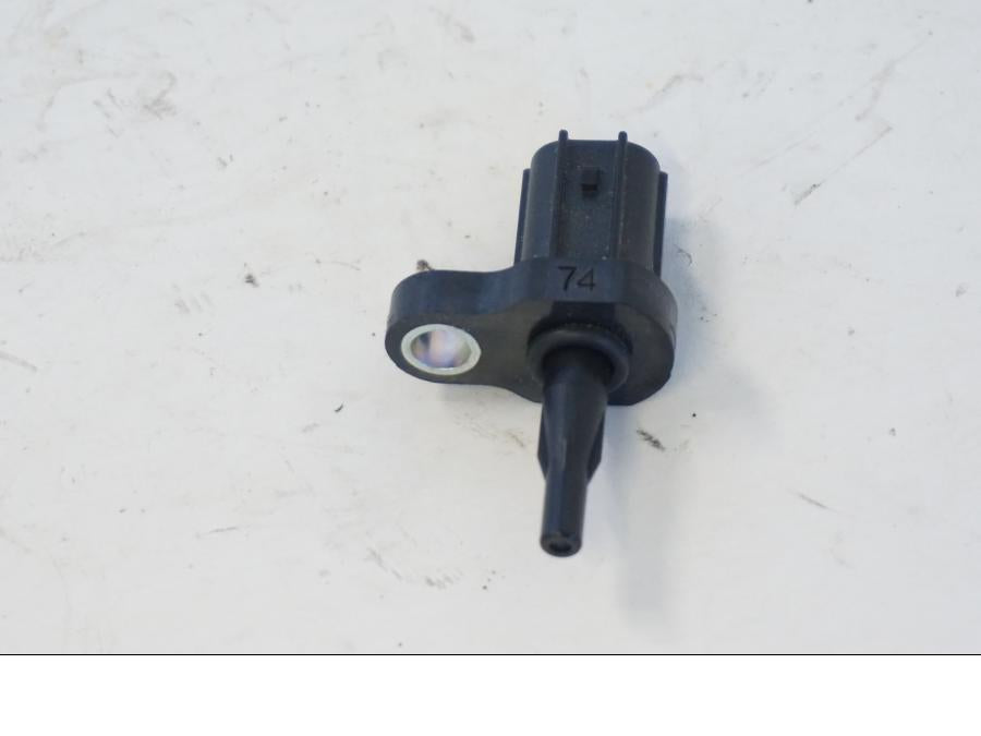 Vänster sida på Luftburksensor från en Kawasaki ER-6N -2012 motorcykel.