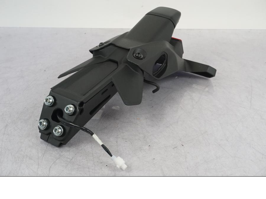 Vänster sida på Skylthållare från en Kawasaki ZX-4R -2024 motorcykel.