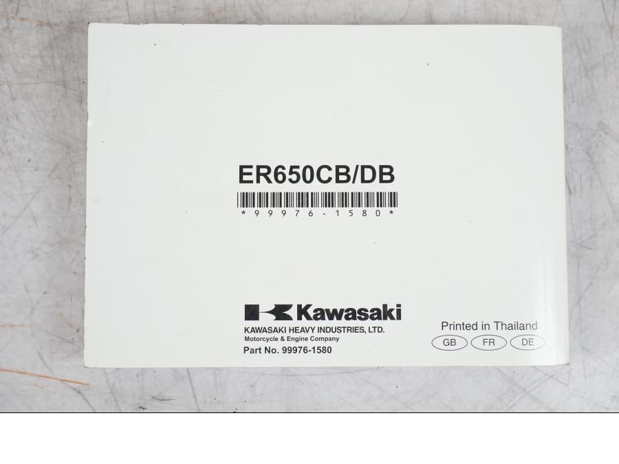 Höger sida på Instruktionsbok från en Kawasaki ER-6N ABS -2011 motorcykel.