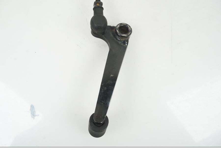 Snett nerifrån på Växelpedal från en Yamaha FZ 750 -1988 motorcykel.