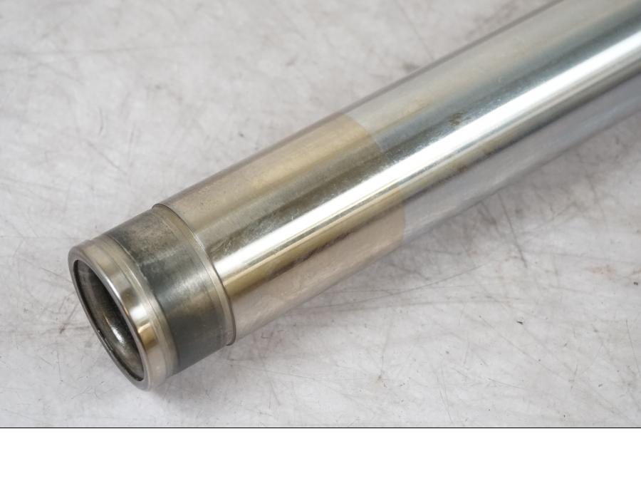 Snett nerifrån på Gaffelben från en Honda VT 750 -2004 motorcykel.