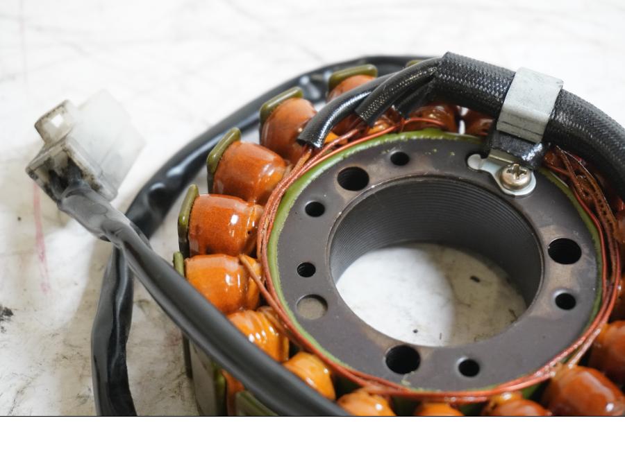 Baksidan på Generator från en Kawasaki VN 800 -1999 motorcykel.