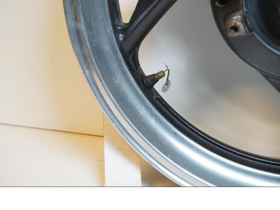 Extrabild6 på Fälg från en Yamaha TDM 850 -1996 motorcykel.