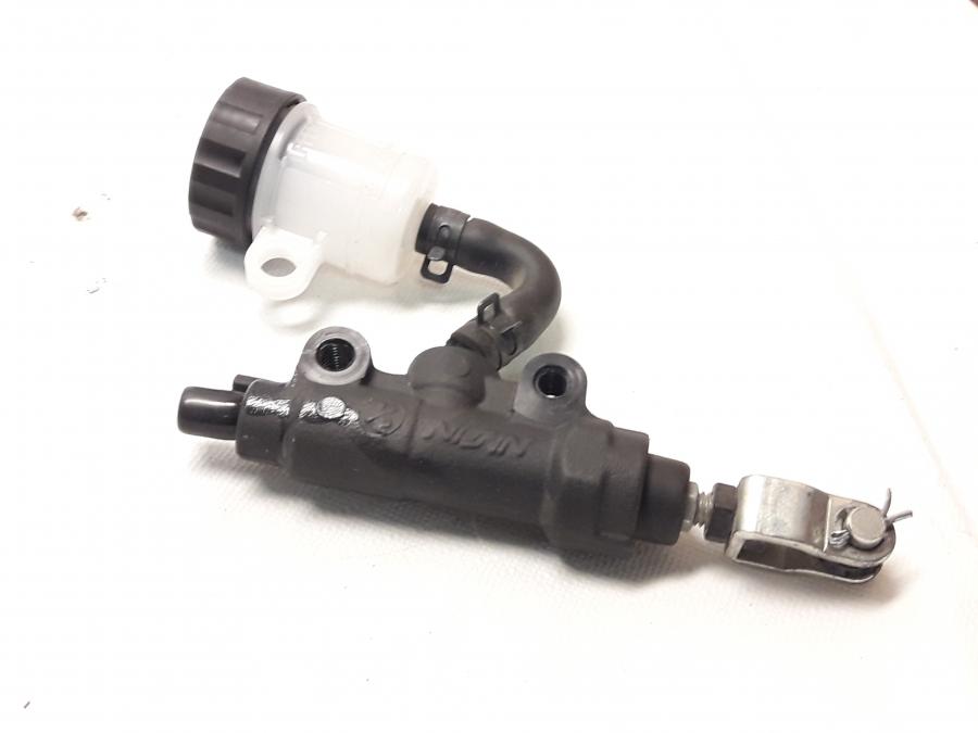 Framsidan på Bromshuvudcylinder från en Kawasaki Z 800 -2015 motorcykel.