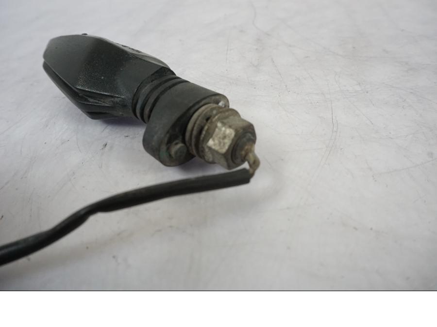 Snett uppifrån på Blinkers LED från en KTM 125 Duke -2017 motorcykel.